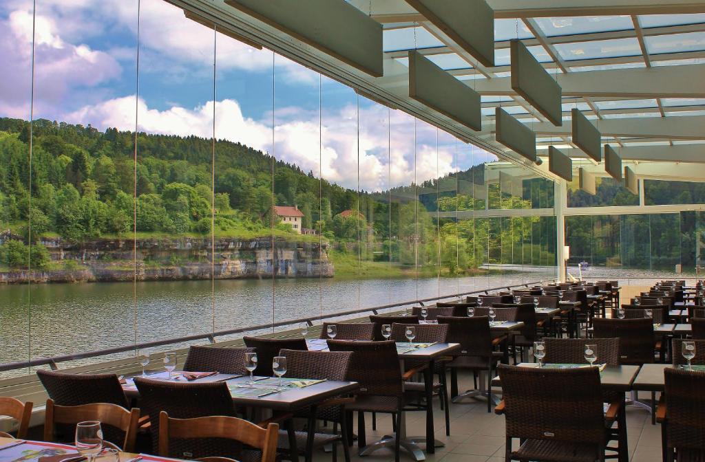 Hotel Les Rives Du Doubs Les Brenets Exterior photo